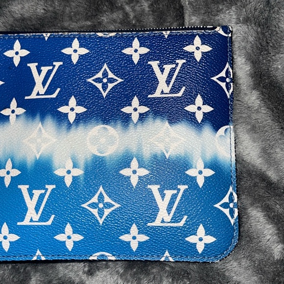 💙🤍🩵 AUTHENTIC LOUIS VUITTON BLUE & WHITE ESCALE WRISTLET- GORGEOUS🩵🤍💙 - Picture 5 of 13